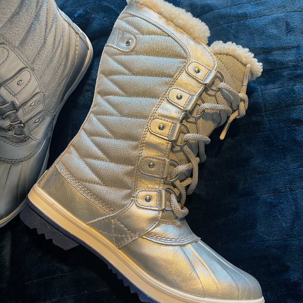 Silver Disney sorrel winter boots size 9
